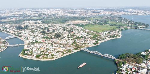 Cù lao Phố nằm ở phía Đông Nam của phường Trấn Biên, được bao bọc bởi 2 nhánh sông Đồng Nai. Vùng đất có diện tích khoảng 700ha này được ví là “hòn ngọc xanh” giữa dòng Đồng Nai.