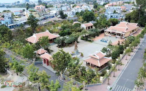 Toàn cảnh khuôn viên Đền thờ Lễ Thành hầu Nguyễn Hữu Cảnh tại cù lao Phố là Di tích lịch sử - văn hóa cấp quốc gia. Thành phố Đồng Nai (trước đây là tỉnh Đồng Nai) luôn quan tâm tôn tạo, đầu tư nâng cấp Đền thờ Lễ Thành hầu Nguyễn Hữu Cảnh.