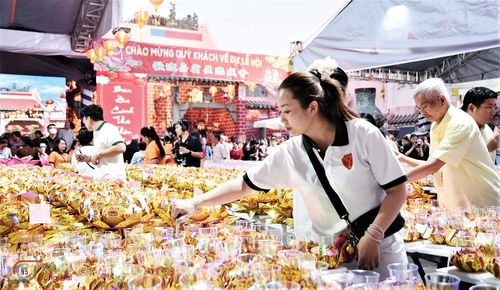 Người dân tham gia Lễ hội Chùa Ông. Lễ hội được tổ chức thường niên từ ngày 9 đến 13 tháng Giêng và được công nhận là Di sản văn hóa phi vật thể vào năm 2023.