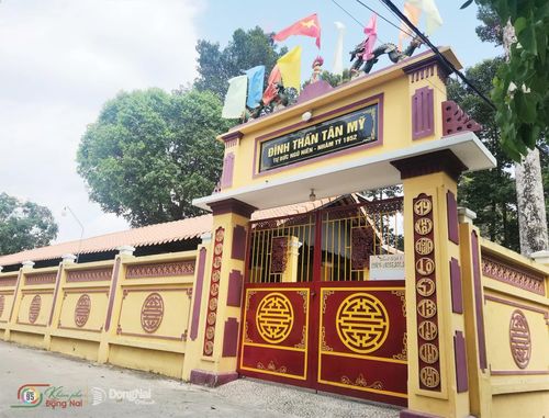 Tại cù lao Phố hiện nay có đến 11 ngôi đình, 6 ngôi chùa, 1 thánh thất cùng nhiều tịnh xá và miếu, mộ cổ. Trong số đó, 3 công trình đã được xếp hạng Di tích lịch sử - văn hóa cấp quốc gia, gồm: Đền thờ Lễ Thành hầu Nguyễn Hữu Cảnh, Đại Giác cổ tự và chùa Ông. Mỗi công trình văn hóa tại đây đều gắn liền với những câu chuyện và sự kiện được truyền qua nhiều thế hệ.