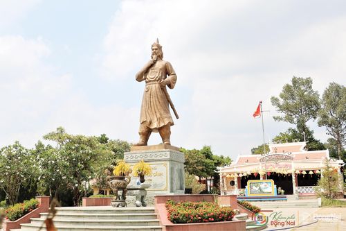 Tượng Lễ Thành hầu Nguyễn Hữu Cảnh trong khuôn viên Đền thờ Nguyễn Hữu Cảnh. Năm 1698, Thống suất Nguyễn Hữu Cảnh được chúa Nguyễn Phúc Chu cử vào kinh lược vùng đất phương Nam, lập dinh Trấn Biên, đặt nền móng cho quá trình hình thành và phát triển của vùng đất Biên Hòa - Đồng Nai ngày nay. Sự kiện Lễ Thành hầu Nguyễn Hữu Cảnh thiết lập dinh Trấn Biên được xem là dấu mốc lịch sử quan trọng trong tiến trình xác lập chủ quyền và tổ chức quản lý hành chính của Nhà nước phong kiến Việt Nam đối với vùng đất Nam Bộ.