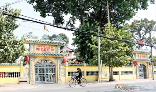 Cũng trên cù lao Phố, Đại Giác cổ tự (chùa Đại Giác) là một trong những ngôi chùa cổ nhất Nam Bộ xưa, được xây dựng từ năm 1412. Với lịch sử khai sơn khá sớm, chùa Đại Giác là một trong những di tích lịch sử minh chứng cho quá trình phát triển của vùng đất Biên Hòa - Đồng Nai.