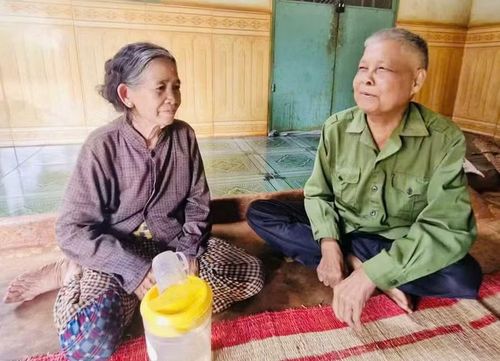  Dù thời gian đã lùi xa nhưng mỗi khi nhắc lại, già Rơ Châm Hloăk (bên phải) ở làng Kloong, xã Ia O, vẫn không quên được ký ức đau thương của những ngày chạy nạn. Ảnh: Vĩnh Hoàng 
