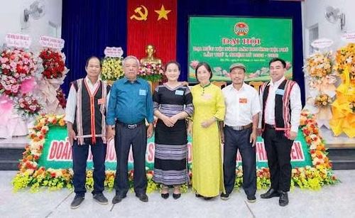 Già làng Plunh (đứng thứ 2 từ phải sang). Ảnh: Bùi Thị Lan