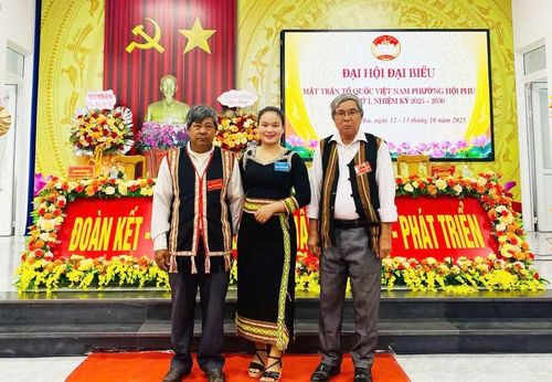 Già làng Puih Chih (đứng thứ nhất bên phải). Ảnh: Bùi Thị Lan