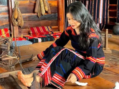  Để có thêm tư liệu sản xuất video, Nay H’Gơly đã trải nghiệm nhiều hoạt động văn hóa truyền thống của người Jrai. Ảnh: Lạc Hà 