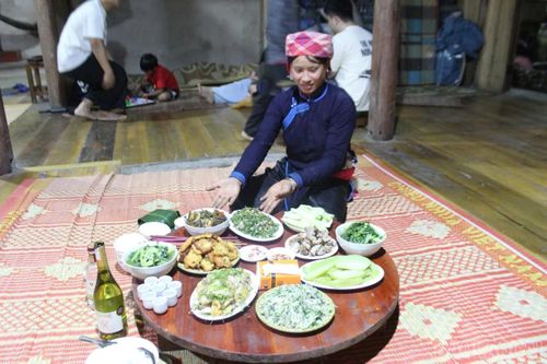 Mâm cơm với các món ăn đặc sản được trình bày đẹp, hấp dẫn.