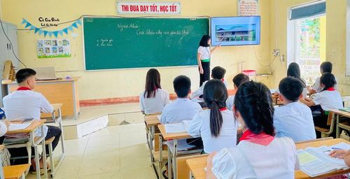 Tiết học giáo dục địa phương về giữ gìn nhà sàn truyền thống dân tộc Thái của lớp 8A, Trường TH và THCS Thanh Lương, phường Cầu Thia.