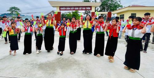 Cô và trò Trường TH và THCS Thạch Lương vui điệu múa xòe.