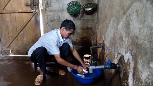 Gia đình ông Sầm Văn Pìn dùng nhờ nguồn nước từ nhà người cháu bên cạnh.