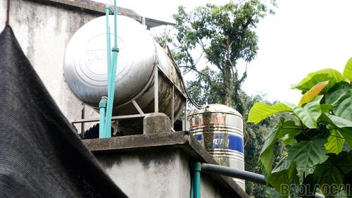 Những téc nước phủ bùn vì mùa mưa nước đục.