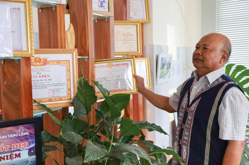 Ông Lơ Mu Ha Djô, già làng, người có uy tín ở thôn 6, xã Lạc Dương được các cấp, ngành, địa phương khen thưởng vì có nhiều đóng góp trong các phong trào thi đua yêu nước, giữ gìn an ninh trật tự, xây dựng khối đại đoàn kết dân tộc ở địa phương