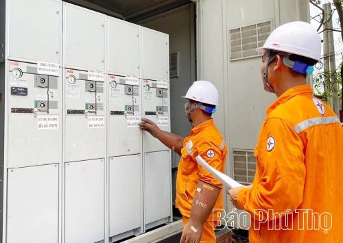 Cán bộ ngành điện lực thường xuyên kiểm tra, bảo dưỡng thiết bị, giảm tổn thất trên lưới điện.