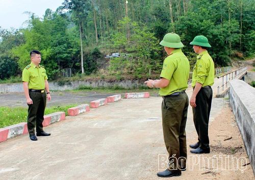 Cán bộ Hạt Kiểm lâm Sông Lô vận hành thiết bị bay không người lái (flycam) để giám sát các vùng rừng trọng điểm cháy.