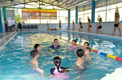 Nhiều trường học đầu tư bể bơi đạt chuẩn để triển khai tốt hoạt động dạy bơi cho học sinh - Ảnh: Nh.V