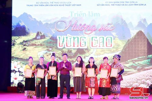 Đại diện Ban tổ chức trao giải phụ cho các đội thi đạt giải Liên hoan Các câu lạc bộ dân vũ.