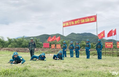 Huấn luyện kỹ thuật chiến đấu bộ binh cho dân quân năm thứ nhất phường Sông Công.