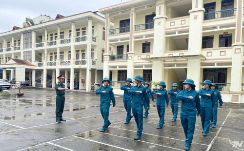Huấn luyện điều lệnh lực lượng dân quân năm thứ nhất phường Sông Công.