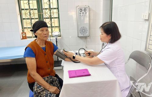 Bác sĩ Liễu Thị Băng Huyền, Bệnh viện Phạm Ngọc Thạch, khám bệnh cho người dân tại xã Nam Hòa, tỉnh Thái Nguyên.