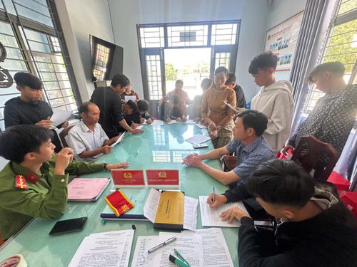 Lực lượng chức năng cho học sinh, phụ huynh ký cam kết không sử dụng xe độ chế.