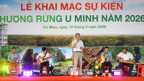  Tài tử Minh Tửng (CLB Đờn ca tài tử Xã Trần Văn Thời) biểu diễn.