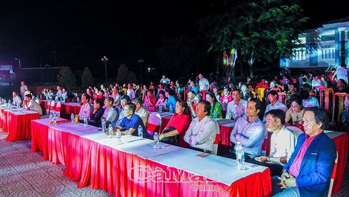  Đông đảo đại biểu, người dân đến tham dự, thưởng thức chương trình giao lưu đờn ca tài tử.