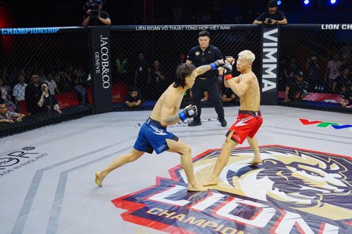 Bàn Văn Hoàng (đỏ) thua Châu La ở cuối hiệp 2. (Ảnh: Lion Championship)