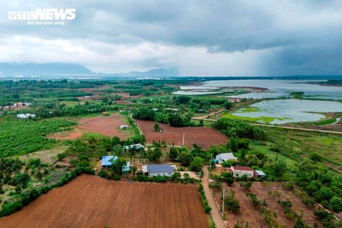 Về hướng tuyến, từ khu vực giao với Vành đai 4 TP.HCM và đường tỉnh 991, tuyến đi thẳng về phía tây, cách hồ Đá Đen khoảng 300 m và vòng tránh khu tái định cư Châu Đức tại khoảng Km6+500.