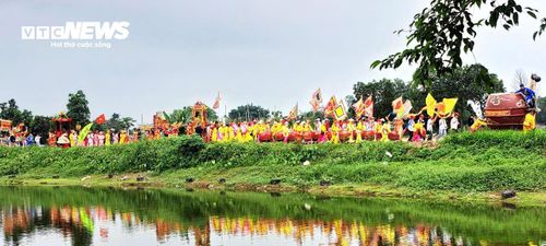 Từ đầu giờ chiều, đoàn rước kiệu, chủ diều tham gia thi diều vượt câu liêm cùng toàn thể mọi người sẽ tề tựu tại sân đền để tiến hành lễ trình diều. Các diều dự thi được đánh số, phải là diều truyền thống xếp thành các hàng ngay ngắn trước cửa Mẫu. Các chủ diều trong trang phục chỉnh tề cũng xếp hàng ngay ngắn bên cạnh. Vị thủ nhang sau đó đọc số thứ tự của diều và tên của chủ diều trước cửa Thánh Mẫu trước sự chứng kiến của đông đảo Nhân dân tham gia lễ hội.
