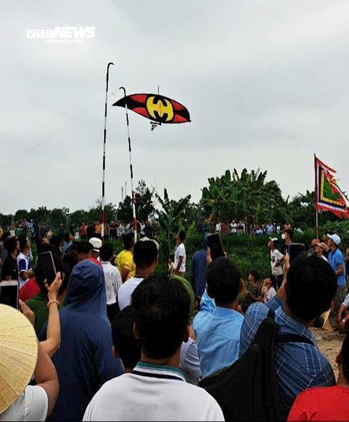 Theo hiệu lệnh, những chiếc diều sáo đã được Ban tổ chức đánh số thứ tự sẽ lần lượt thi tài, cố gắng sao cho vượt qua câu liêm trót lọt.