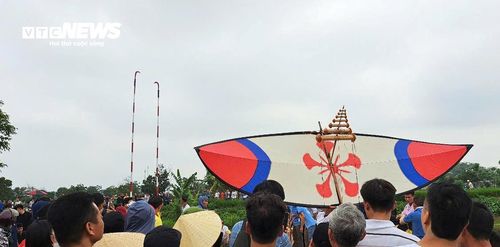 Sau lễ trình diều là lễ cầu phong, cầu cho gió lên để cuộc thi thả diều diễn ra suôn sẻ. Nghi lễ cầu phong gắn liền với nghi lễ cầu mùa của cư dân nông nghiệp xưa. Thủ nhang xin âm dương bằng hai đồng xu để thỉnh Thánh Mẫu đồng ý cho tổ chức thi sáo diều. Sau khi xin được âm dương, thủ nhang đánh ba hồi trống dài báo hiệu với đất trời, cỏ cây hoa lá, vạn vật rằng lòng thành của dân chúng đã được chứng giám, gió sẽ nổi lên. Như có sự linh thiêng nào đó trong lễ cầu phong này, hồi trống vừa dứt cũng là lúc gió Tây Nam cấp 3 - 4 nổi lên trong sự mong ngóng, hân hoan của toàn thể người dân tham gia lễ hội.