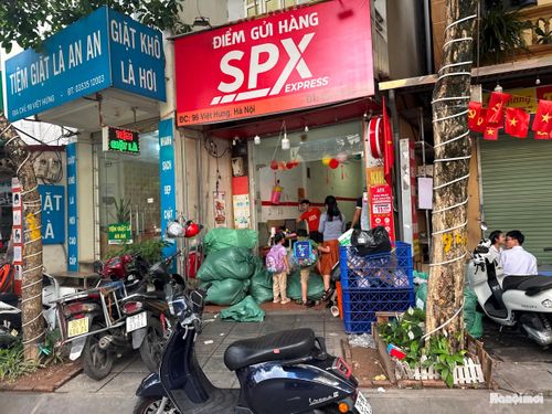 Vi phạm lấn chiếm vỉa hè tại điểm gửi hàng SPX Express - số 96 phố Việt Hưng. Ảnh: PV