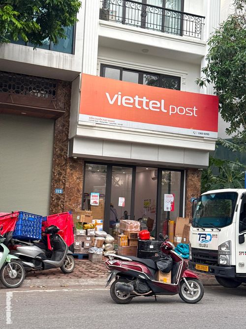 Một địa điểm kinh doanh của Viettel Post lấn chiếm vỉa hè để tập kết hàng hóa. Ảnh: PV