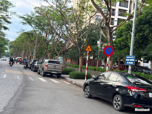 Hàng loạt phương tiện dừng đỗ dưới lòng đường trên phố Bùi Thiện Ngộ gây mất mỹ quan đô thị và ảnh hưởng giao thông. Ảnh: PV