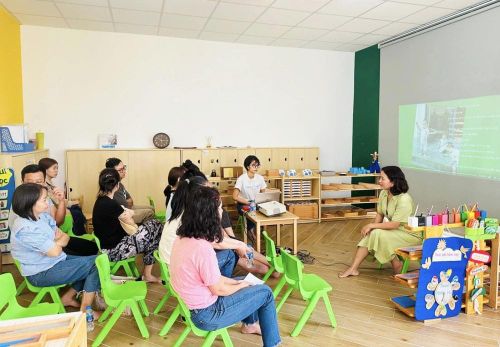 Nhiều phụ huynh tham gia các buổi chia sẻ về cách nuôi dạy con cái. Ảnh: N.H