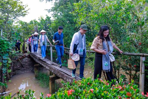 Hoạt động liên kết hợp tác du lịch giữa Hà Nội và các tỉnh đồng bằng sông Cửu Long. Ảnh: Việt Cường