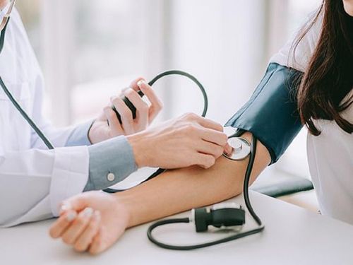 Người trưởng thành nên kiểm tra huyết áp định kỳ giúp tuổi già khỏe mạnh.