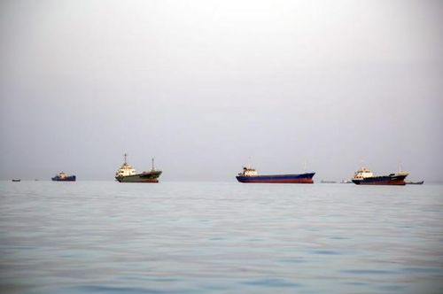 Tàu neo đậu gần bờ biển ở Bandar Abbas, Iran, tháng trước. Ảnh: Stringer/Getty Images