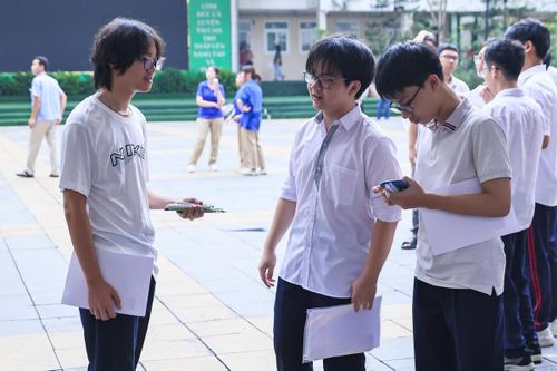 Thí sinh dự thi vào lớp 10 tại Hà Nội năm 2025 (ảnh: Phạm Quang Vinh)