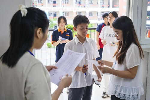 Thí sinh dự thi vào lớp 10 tại Hà Nội năm 2025 (ảnh: Phạm Quang Vinh)