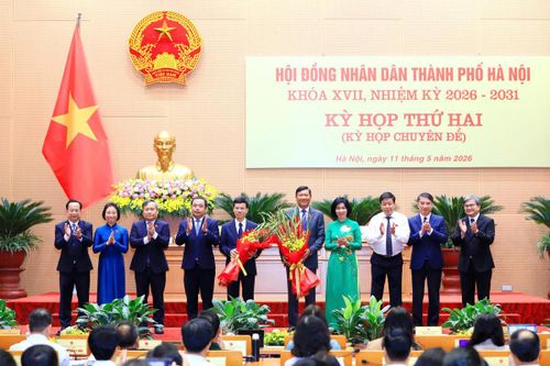Bí thư Thành ủy và các lãnh đạo HĐND, UBND thành phố Hà Nội tặng hoa chúc mừng 2 tân Phó Chủ tịch UBND thành phố