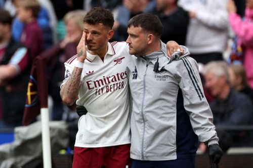  Ben White rời sân khiến Arsenal xáo trộn lớn về đội hình. ẢNH: AFP 