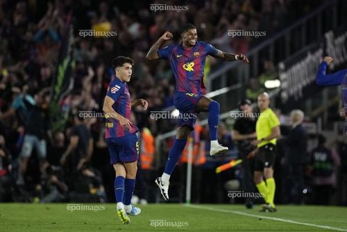 Rashford ăn mừng sau khi mở điểm tuyệt đẹp cho Barca. Ảnh: EPA.