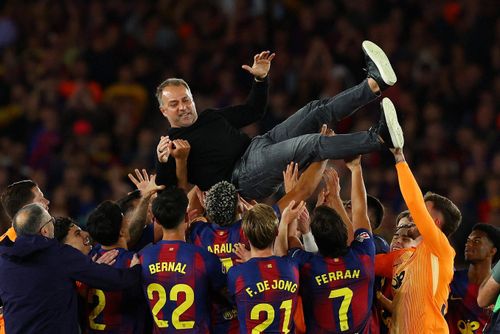  Cầu thủ Barcelona công kênh huấn luyện viên Hansi Flick. Nhà cầm quân người Đức giúp "Blaugrana" vô địch La Liga hai mùa liên tiếp. Danh hiệu này càng trở nên đáng nhớ, khi nó đến sau khi Flick mất cha. 