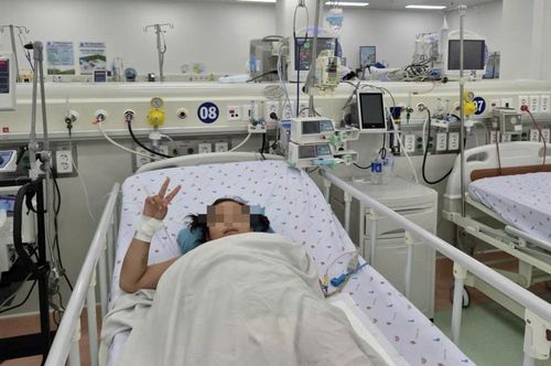 Bệnh nhi đang được hồi sức tích cực.