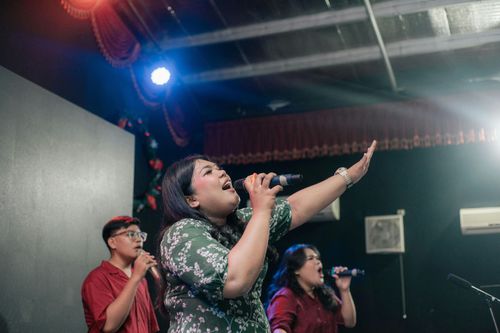 Xã Mỏ Cày vận động người dân tạm dừng hoạt động karaoke để học sinh ôn thi. Ảnh minh họa: Pexels.