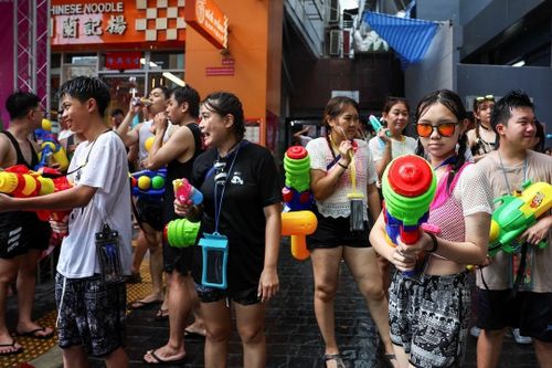 Do khủng hoảng năng lượng, lễ hội năm mới Songkran của Thái Lan năm nay càng trở nên đặc biệt, lượng người tham gia lễ hội tại Bangkok tăng gấp đôi năm ngoái. Ảnh: Reuters.
