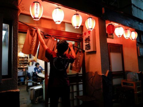 Bên ngoài một quán bar kiểu Nhật tại Tokyo, Nhật Bản, năm 2021.