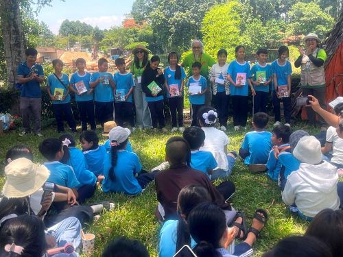 BirdRace for Kids thu hút hơn 100 học sinh và giáo viên địa phương tham gia