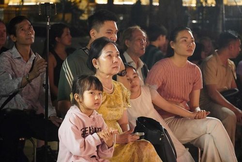 “Âm nhạc cộng đồng” đã chạm tới người dân và du khách nước ngoài bằng sự gần gũi và những cảm xúc rất đời thường